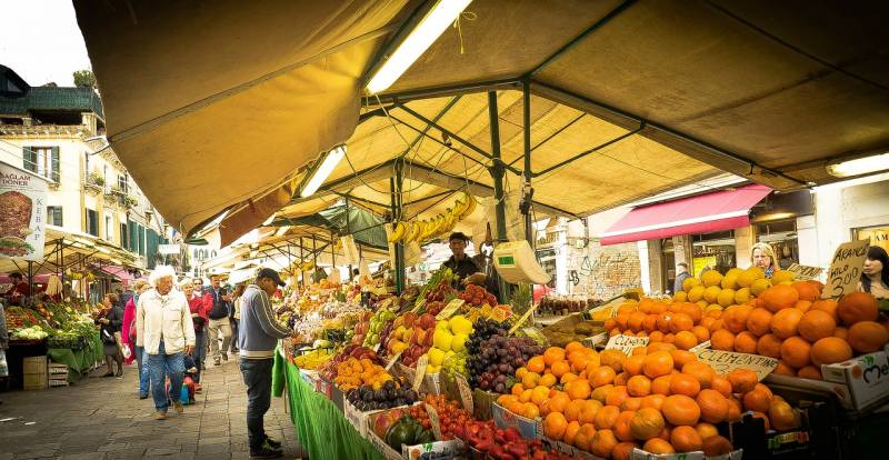 Transporteur routier de marchandises frigorifiques fruits et légumes entre Rome en Italie et la France